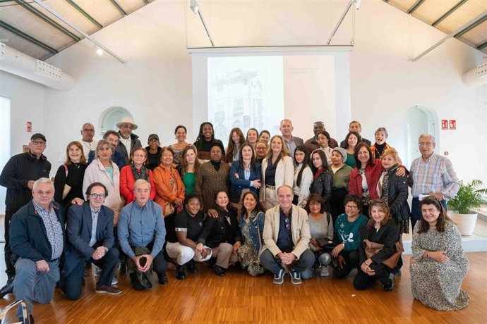 Foto de familia de los asistentes a la actividad 'Emblemático, un viaje por la historia' en Palma.