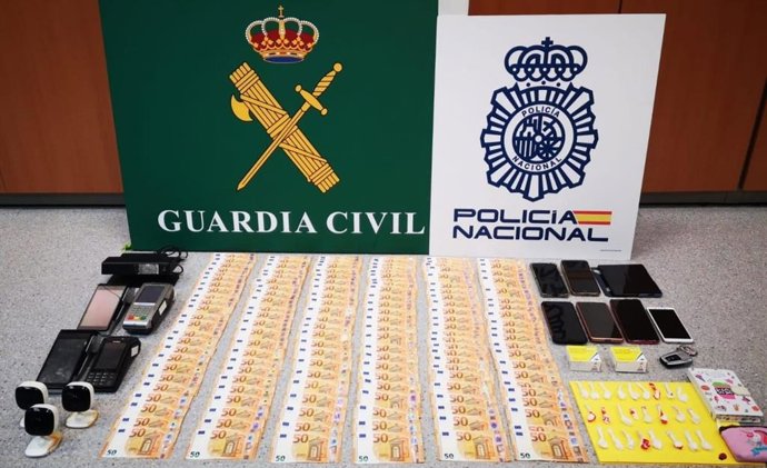 Efectos incautados que evidencian los delitos investigados, entre ellos 700mil euros.