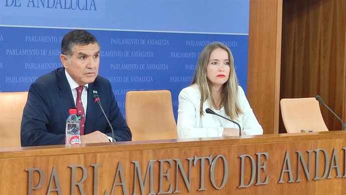 Los parlamentarios del PSOE-A Gaspar Llanes y Alicia Murillo, en rueda de prensa.