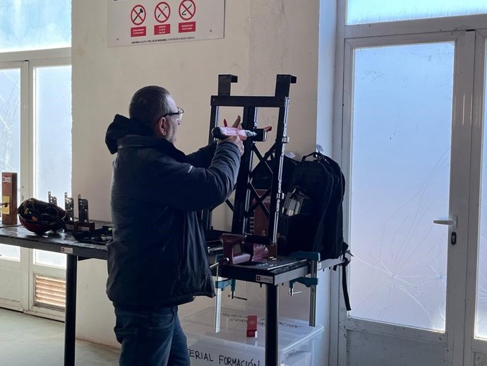 Los Bomberos de la DPT se forman en el método 'Katana', que permite abrir puertas rápido y "con un mínimo daño".