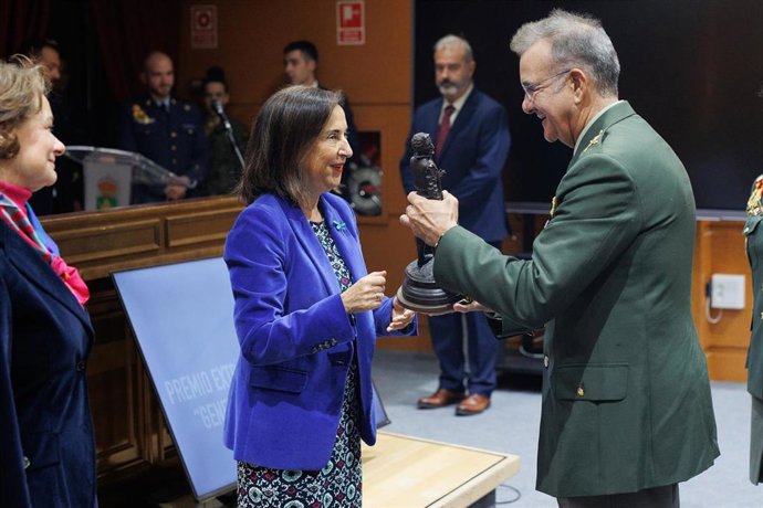 La ministra de Defensa, Margarita Robles, entrega el premio al General de Brigada Interventor Francisco José Pareja Centeno  durante el acto de entrega del Premio Extraordinario de Defensa 'General Gutiérrez Mellado', en la Academia Central de la Defens