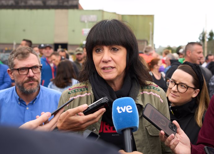 Archivo - La secretaria general de la Federación Estatal de CCOO de Industria, Garbiñe Espejo, habla con los medios frente a la Global Steel Wire (GSW), a 9 de junio de 2022, en Santander, Cantabria (España). Hoy, octavo día de huelga indefinida del secto