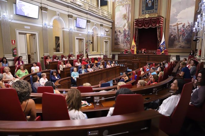 Encuentro de mujeres rurales de Canarias en el Parlamento de Canarias