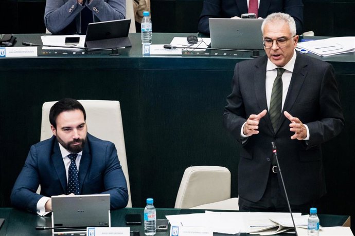 El portavoz del Grupo Municipal de Partido Popular y concejal presidente de Carabanchel, Carlos Izquierdo Torres (d), interviene durante el Pleno del Ayuntamiento de Madrid, en el Palacio de Cibeles