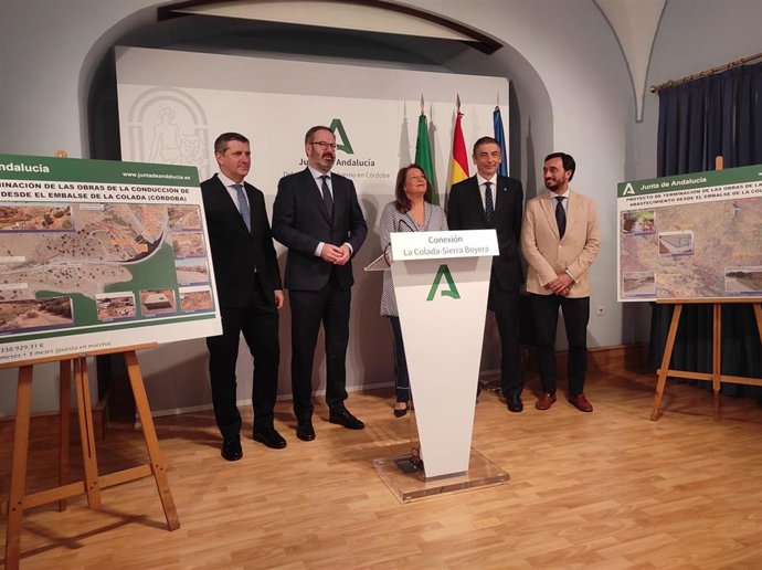 Archivo - Carmen Crespo (centro), entre el delegado del Gobierno andaluz en Córdoba, Adolfo Molina y Ramiro Angulo, en la presentación el 20 de octubre de 2022 del proyecto de terminación de la conexión La Colada-Sierra Boyera.