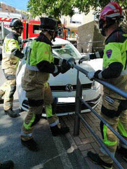 Efectivos del CEIS retiran la valla contra la que ha chocado la conductora