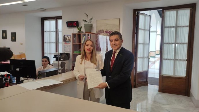 PSOE-A registra su enmienda de totalidad al Presupuesto andaluz de 2024 de la mano de sus diputados Alicia Murillo y Gaspar Llanes.