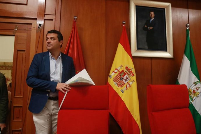 Archivo - El alcalde de Córdoba, José María Bellido, al inicio de un Pleno.
