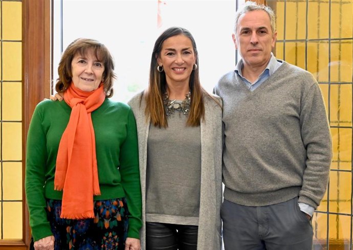 El responsable de la Unidad de Trastornos de Conducta Alimentaria de Valdecilla, Andrés Gómez del Barrio; la concejala de Salud de Santander, Zulema Gancedo, y la presidenta de Adaner, Carmen Grandas