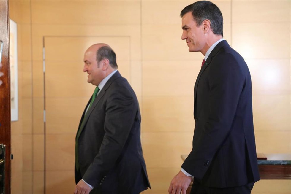 Archivo - El presidente del Gobierno en funciones, Pedro Sánchez (dech) y el presidente del EBB del PNV, Andoni Ortuzar  (izq), a su llegada al por la firma del acuerdo entre el PSOE y el PNV para la investidura de Pedro Sánchez, en el Congreso de los D