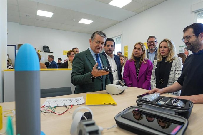 Sanz con la presidenta de la Diputación y la alcaldesa de Prado del Rey en la inauguración del Punto Vuela.