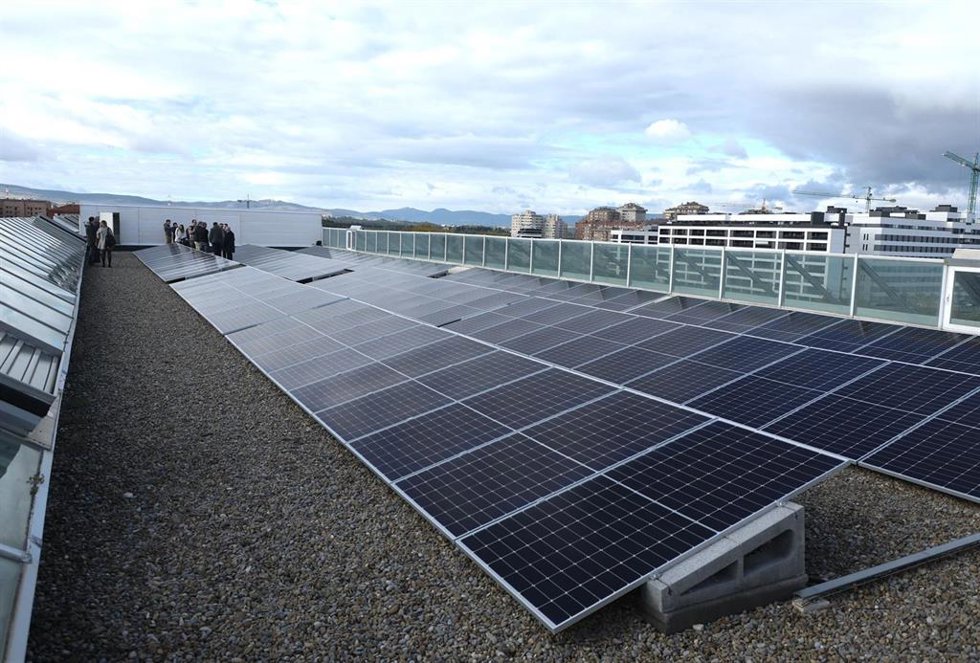 Paneles fotovoltaicos instalados en un edificio de la UPNA.