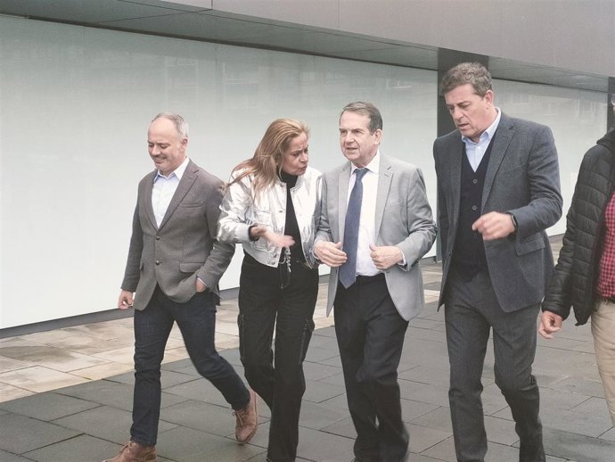 El candidato del PSdeG a la Xunta, Xosé Ramón Gómez Besteiro (derecha), con el alcalde de Vigo, Abel Caballero; la senadora Carmela Silva; y el secretario xeral del PSdeG en la provincia de Pontevedra, David Regades