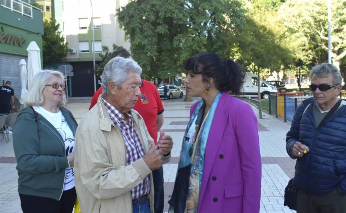 La portavoz del grupo municipal Con Málaga con vecinos de Huelin