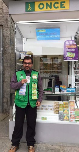 El cupón diario de la ONCE deja 35.000 euros en Ávila. El vendedor Diego Mauricio Parra.