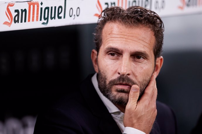 Ruben Baraja head coach of Valencia CF looks on during the LaLiga EA Sports match between Athletic Club and Valencia CF at San Mames on October 29, 2023, in Bilbao, Spain.