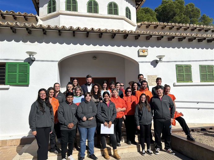 Alumnos con el certificado profesional de Operaciones de Productos Cerámicos de Marratxí, junto el alcalde, Jaume Llompart. 