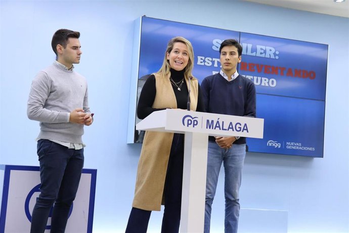 La presidenta de Nuevas Generaciones de Málaga, Jéssica Trujillo, en rueda de prensa