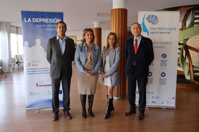 Algunas de las autoridades que han participado en la jornada 'MenteScopia: cuidando el cerebro adolescente', un evento de divulgación y promoción de la salud mental, celebrada en la Facultad de Medicina de la Universidad de Sevilla.