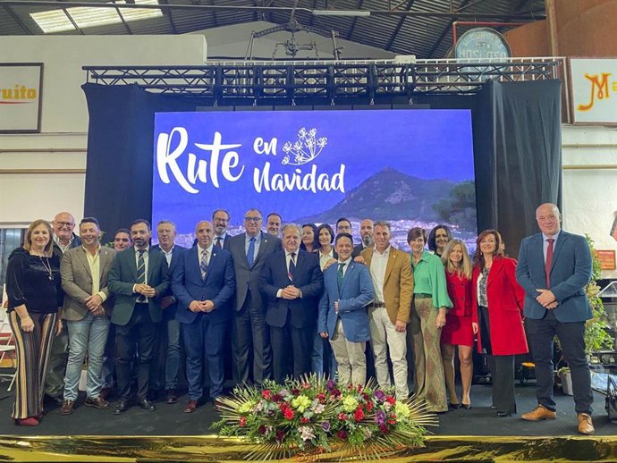 El presidente de la Diputación de Córdoba, Salvador Fuentes (centro), junto al consejero de Turismo, Arturo Bernal, y otras autoridades en la presentación de la campaña navideña de Rute.