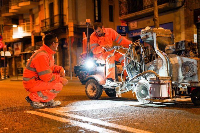 Archivo - El Ayuntamiento de Barcelona ha anunciado que repintará el 35% de las senyales horizontales del pavimento.