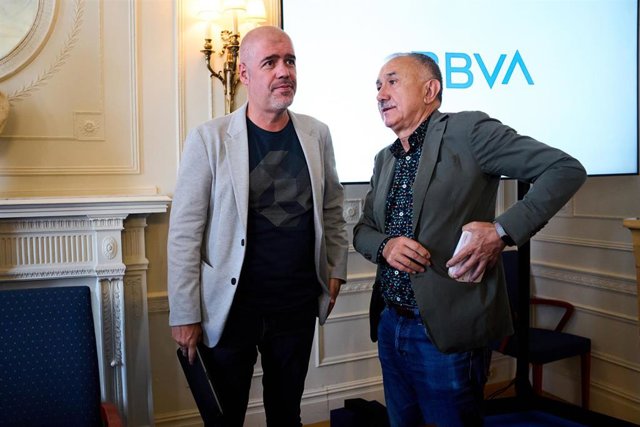 Archivo - (I-D) Los secretarios generales de CCOO y UGT, Unai Sordo y Pepe Álvarez.