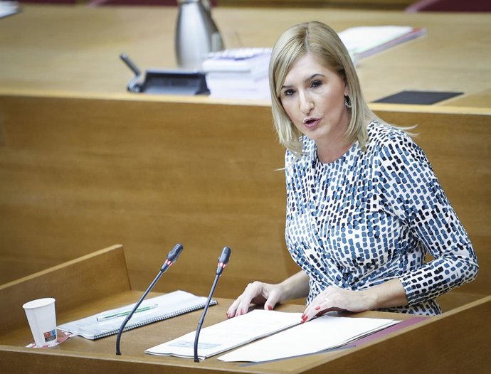 Archivo - Arxiu- La consellera Salomé Pradas compareix a Les Corts