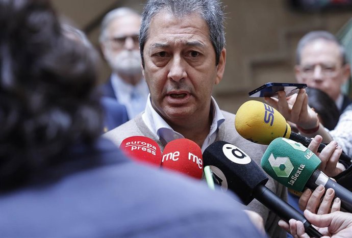 El vicepresidente primero y conseller de Cultura y Deporte de Valencia, Vicente Barrera, atiende a los medios de comunicación
