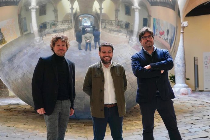 El teniente de alcalde de Cultura, Javier Bonet, el coordinador general de Cultura y Artes Visuales, Fernando Gómez de la Cuesta, y el director general de Música y Artes Escénicas, Rafel Brunet, presentan los presupuestos del área para 2024