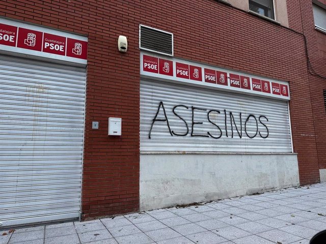 Pintada en la sede del PSOE de Guadalajara.