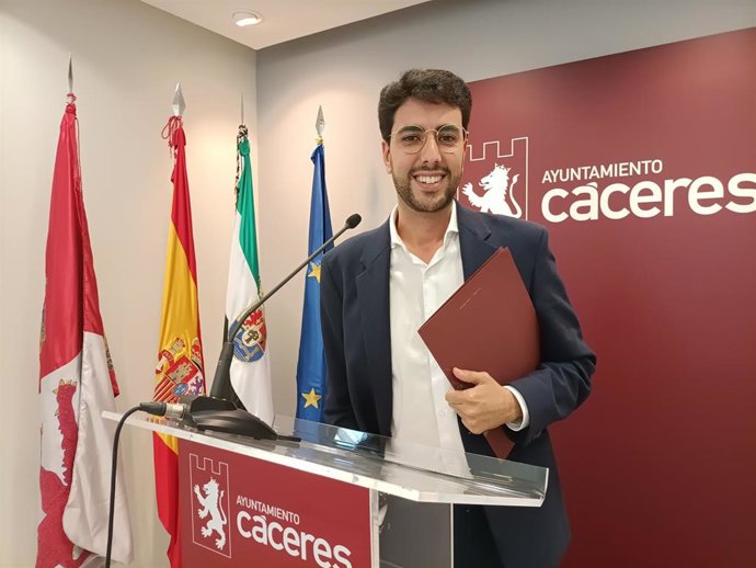 El portavoz del Gobierno de Cáceres, Ángel Orgaz, en rueda de prensa