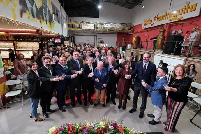 El consejero de Turismo, Cultura y Deporte, Arturo Bernal (cuarto por la izda.), en la presentación de la campaña de Navidad en Rute.
