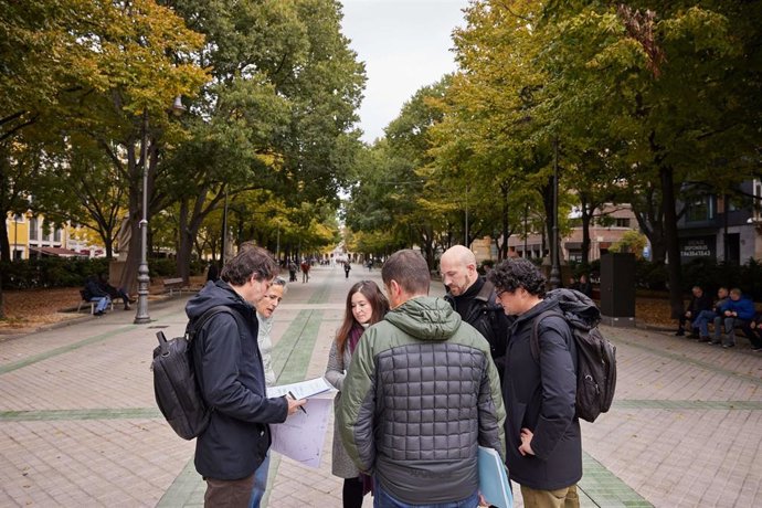 Imagen de la visita del Ayuntamiento de Pamplona y el equipo que presentó la propuesta 'ZIP' para la reforma del Paseo de Sarasate