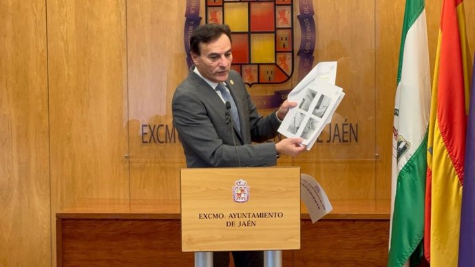 El alcalde de Jaén, Agustín González, durante toda la rueda de prensa