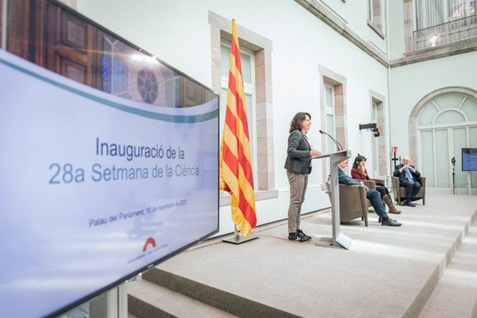 La presidenta del Parlament, Anna Erra, durant l'acte d'inauguració 