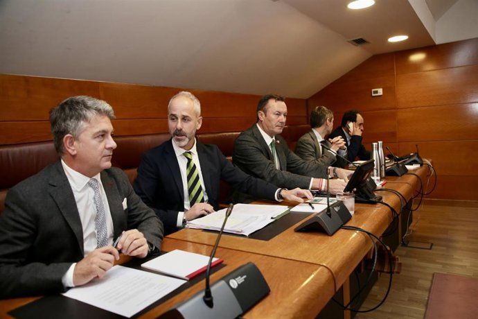 El consejero de Educación, Sergio Silva, presenta el presupuesto de su departamento para 2024 en comisión parlamentaria