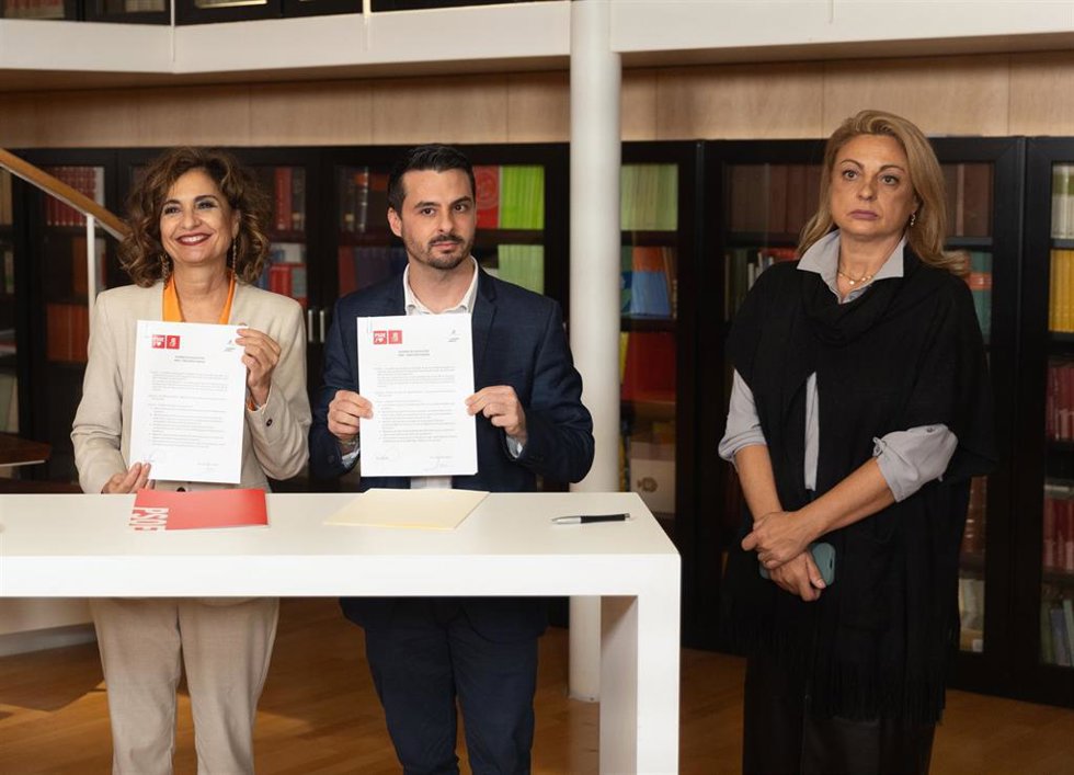 (I-D) La ministra de Hacienda en funciones y vicesecretaria general del PSOE, María Jesús Montero, el secretario de Organización de Coalición Canaria, David Toledo, y la portavoz de Coalición Canaria en el Congreso, Cristina Valido