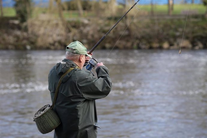 Archivo - Un pescador, lanza la caña en el río, durante el primer día de temporada de pesca fluvial, a 19 de marzo de 2023, en Rábade, Lugo, Galicia (España). La temporada de pesca ha dado comienzo este domingo en la mayor parte de los ríos de Galicia y