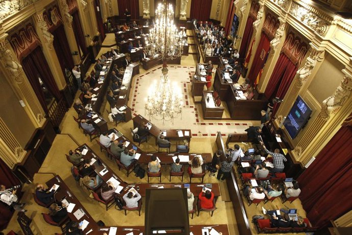 Archivo - Vista general de un debate en el Parlament.