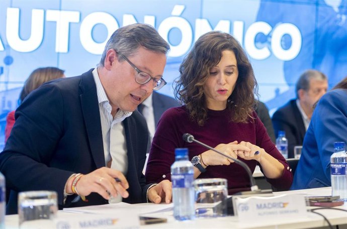 El secretario general del PP de Madrid, Alfonso Serrano, y la presidenta de la Comunidad de Madrid y presidenta del PP de Madrid, Isabel Díaz Ayuso, durante el Comité Ejecutivo Autonómico del Partido Popular de Madrid, en la sede del PP en la Calle Géno