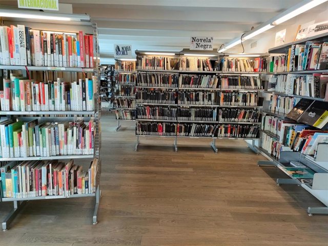 Archivo - Libros en una biblioteca pública de Salamanca.