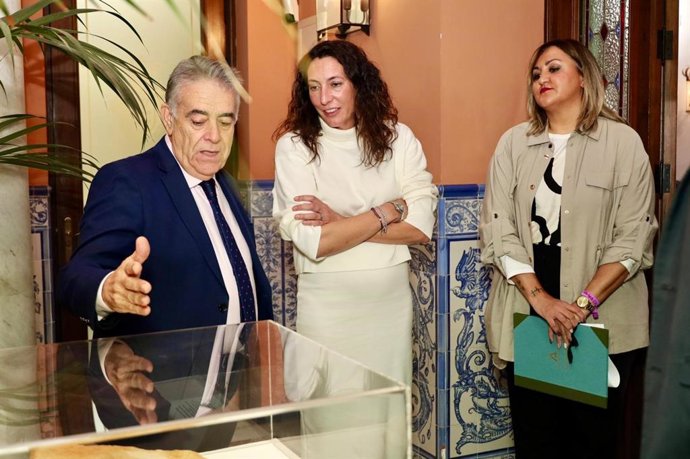 La consejera de Inclusión Social, Juventud, Familias e Igualdad, Loles López, junto al alcalde de Almonte (Huelva), Francisco Bella.