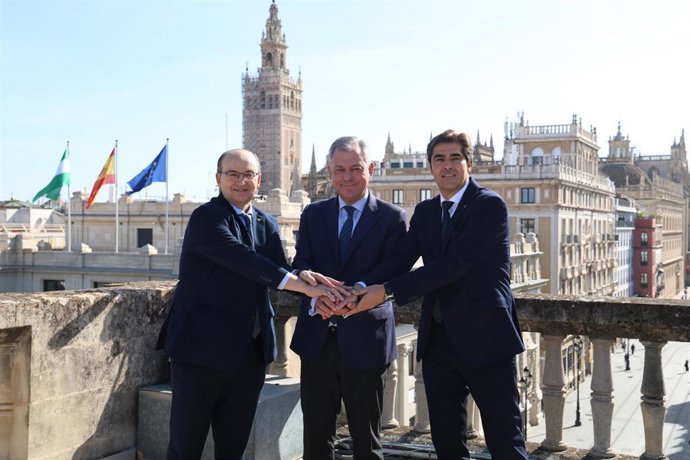 De izquierda a derecha, Pepe Castro, presidente del Sevilla; José Luis Sanz, alcalde de Sevilla; y Ángel Haro, presidente del Betis.
