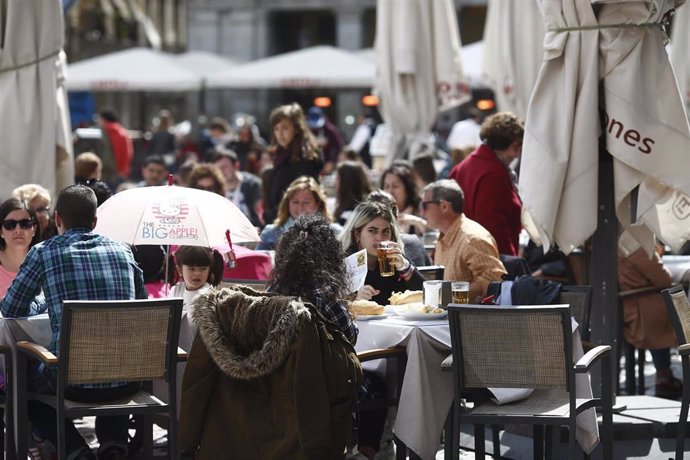 Archivo - Gente comiendo en una terraza