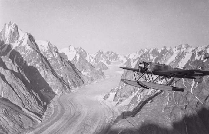 Un biplano vuela sobre Groenlandia antes de la era de los satélites