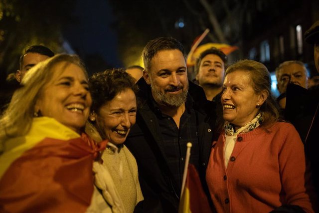 El líder de VOX, Santiago Abascal, se echa una foto con tres mujeres durante una protesta en la calle Ferraz, a 9 de noviembre de 2023, en Madrid (España). 