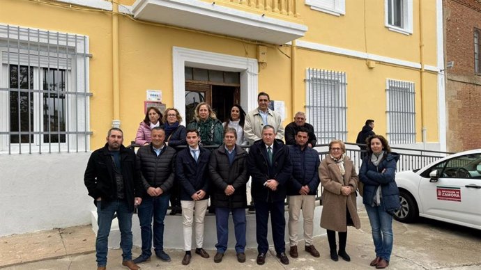 Foto de familia tras la inauguración de las instalaciones del CEAS de Fuentesaúco.