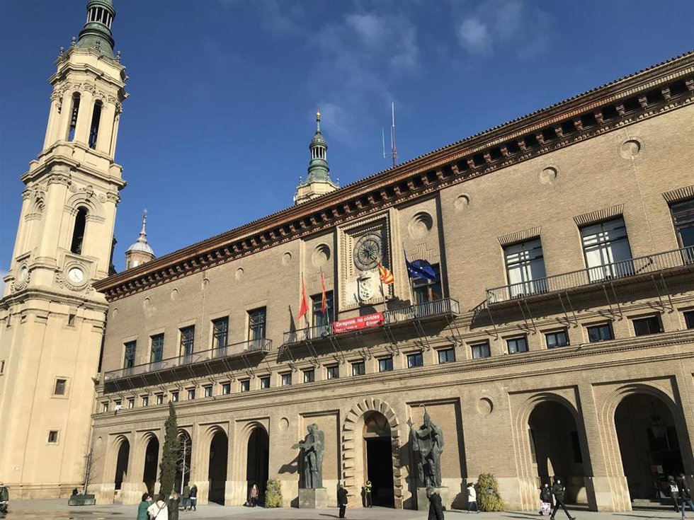 Archivo - Fachada principal del Ayuntamiento de Zaragoza y una torre del Pilar a la izquierda