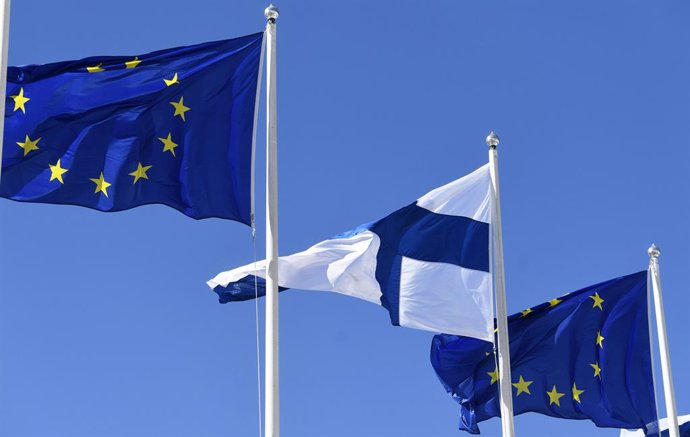 Archivo - 09 May 2020, Finland, Helsinki: European Union flags fly next to a Finnish flag during the celebration of the 70th anniversary of Europe Day. Photo: Vesa Moilanen/Lehtikuva/dpa