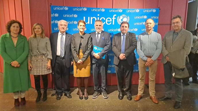 Representantes de UNICEF y autoridades presentes en el acto de celebración del 50 aniversario de UNICEF Comité Navarra.